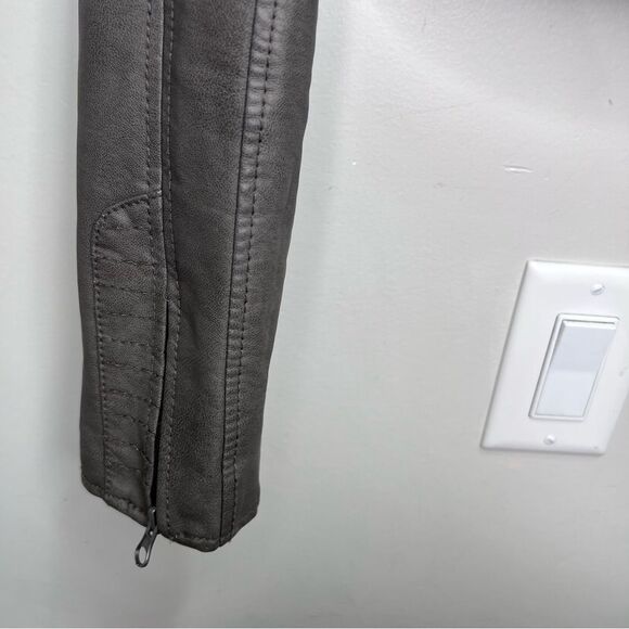 𝅺TCEC Grey Faux Leather Cropped Moto Jacket Size Large - Picture 4 of 16